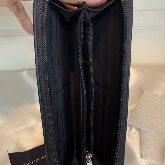 TOMMY HILFIGER WOMEN’S LARGE STRIPE ZIP WALLET - Picture 4 of 16